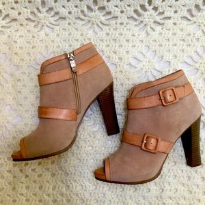 A pair of preowned peep toes boots. Near perfect condition!